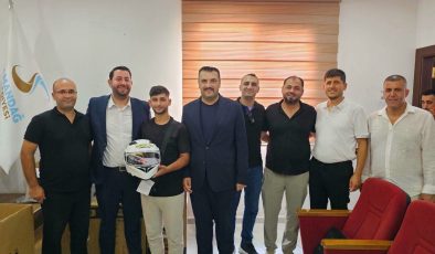 Karaçay ve Nacioğlu’ndan Samandağ’da Örnek Proje: Yeni Ehliyetine Hediye Kask!