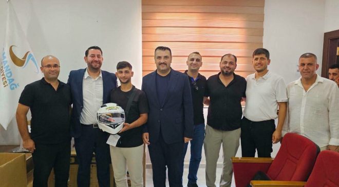 Karaçay ve Nacioğlu’ndan Samandağ’da Örnek Proje: Yeni Ehliyetine Hediye Kask!