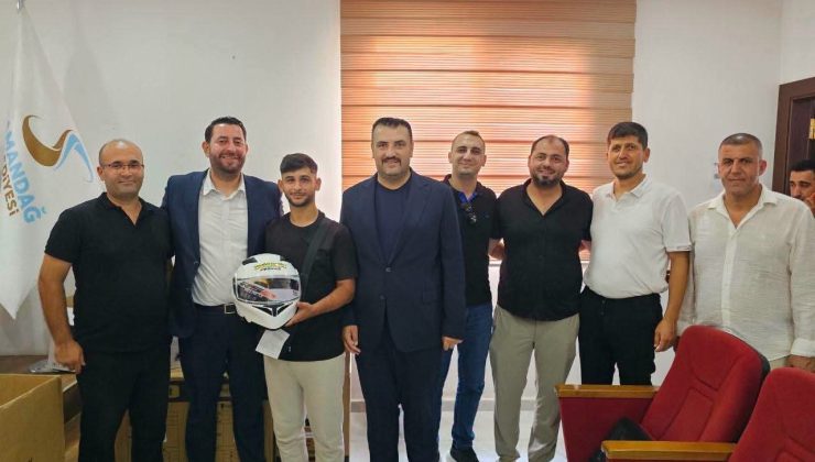 Karaçay ve Nacioğlu’ndan Samandağ’da Örnek Proje: Yeni Ehliyetine Hediye Kask!